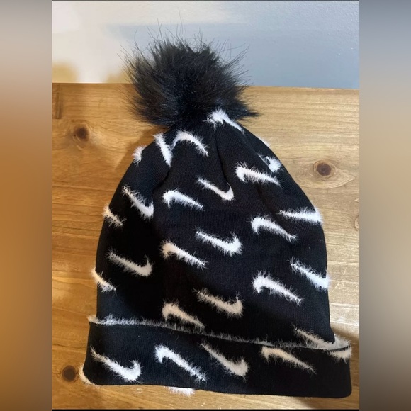Nike Kids Peak Faux Fur Pom Beanie Removable Pom - Picture 1 of 7